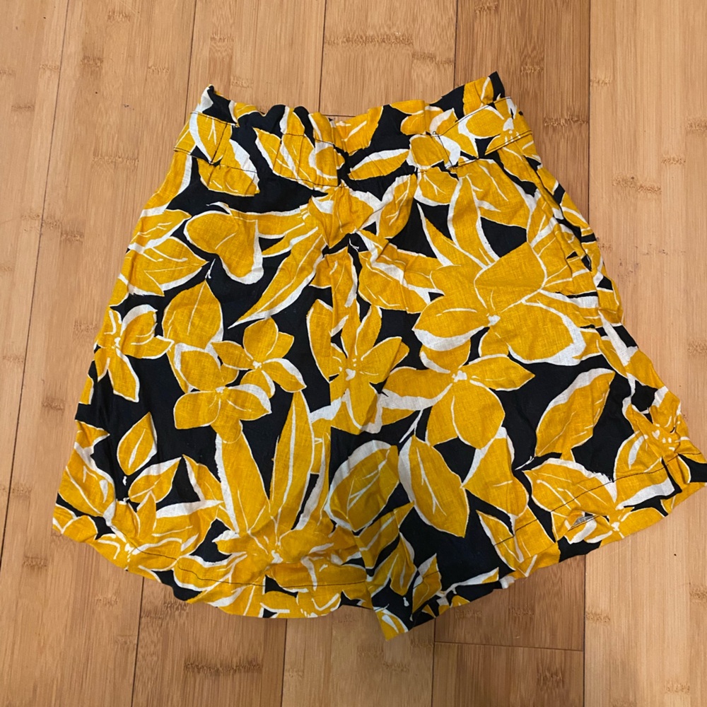 WHO WHAT WEAR High-Waisted Shorts in Size M